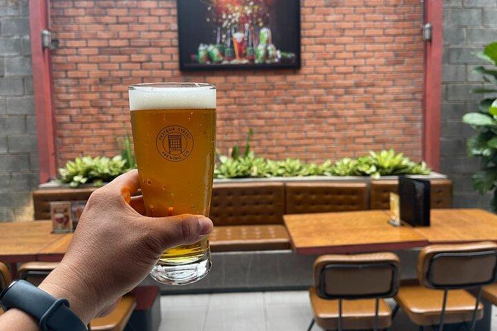 Privat hantverksöl och sightseeingäventyrstur på skoter i Ho Chi Minh City