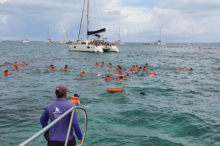 Catamaran zeilen naar Isla Mujeres in prachtige Caribische wateren
