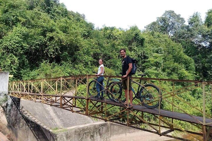 アンコール ワットと近くの寺院を巡る日没または日の出の自転車ツアー