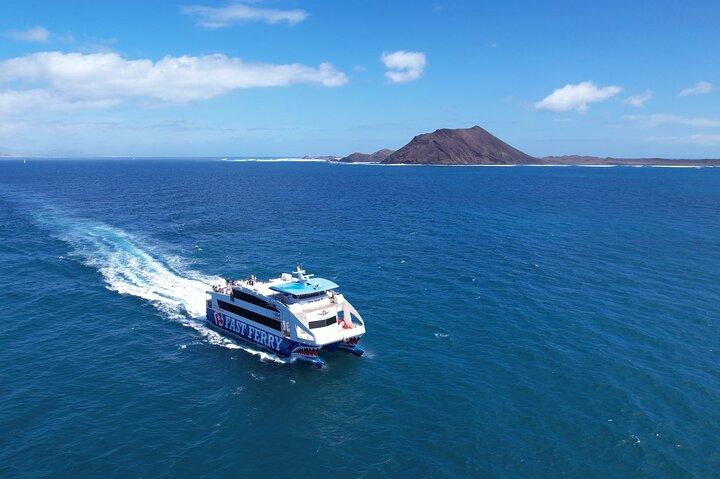 ランサローテ島:フェルテベントゥラ島への無料 Wi-Fi 付きフェリー チケット