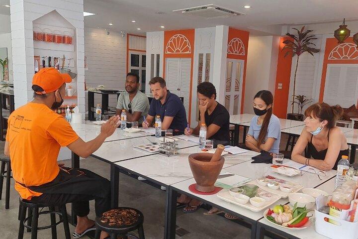 Thai madlavningskursus og markedstur i Phuket