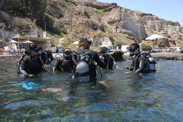 Bautizo de Buceo en la Caldera del Volcán en Santorini