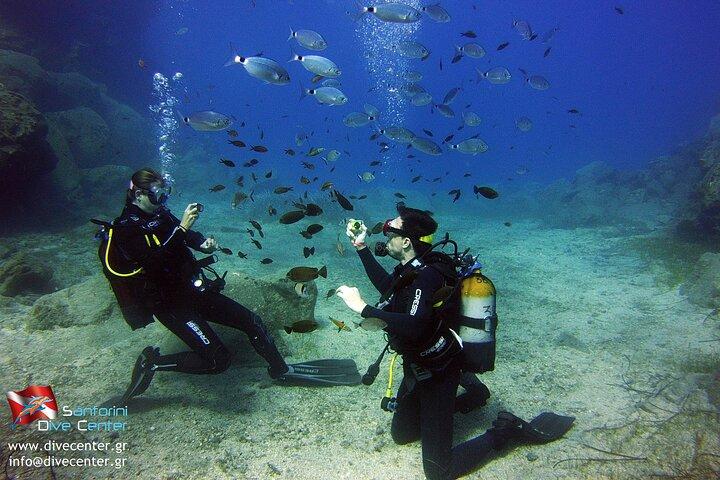 Bautizo de Buceo en la Caldera del Volcán en Santorini