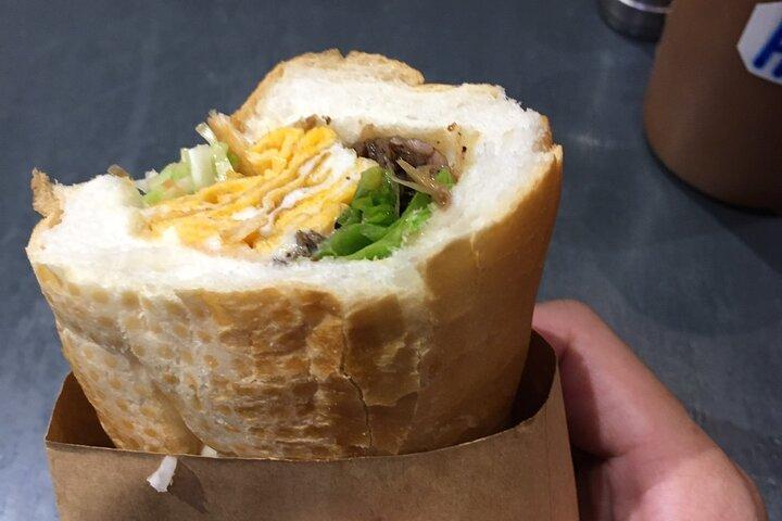 Comida de rua a pé com promessa local-asiática