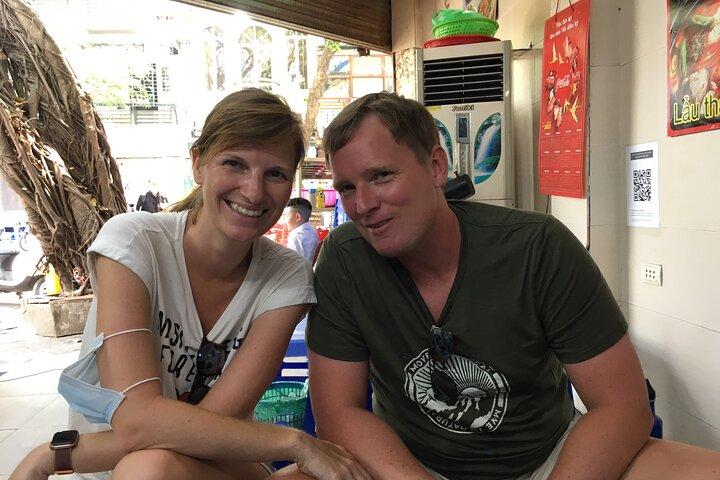 Comida de rua a pé com promessa local-asiática