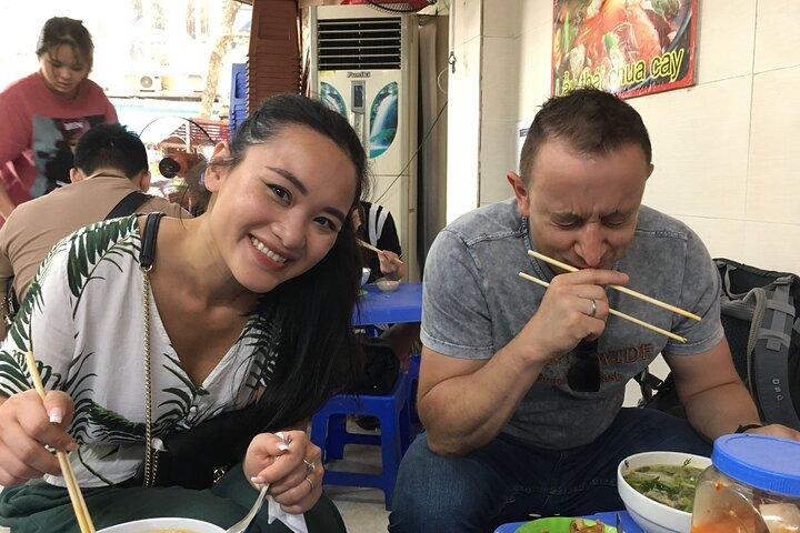 Comida de rua a pé com promessa local-asiática
