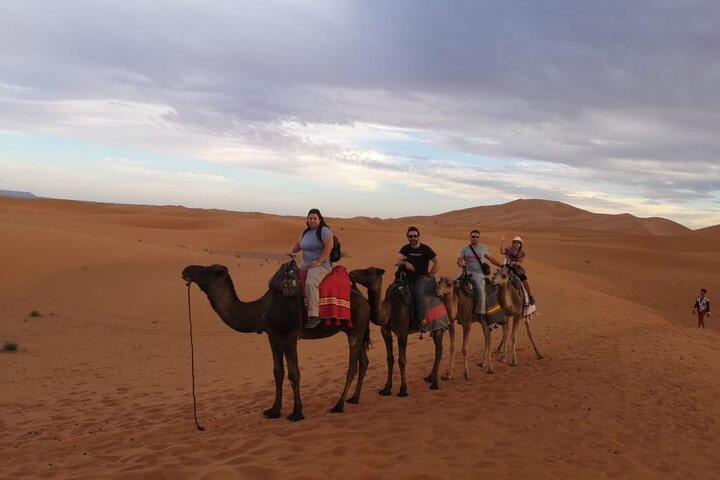 Jantar mágico e passeio de camelo com 1 noite no acampamento de luxo no deserto de Merzouga