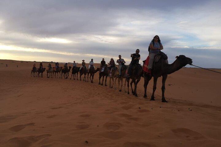 Jantar mágico e passeio de camelo com 1 noite no acampamento de luxo no deserto de Merzouga
