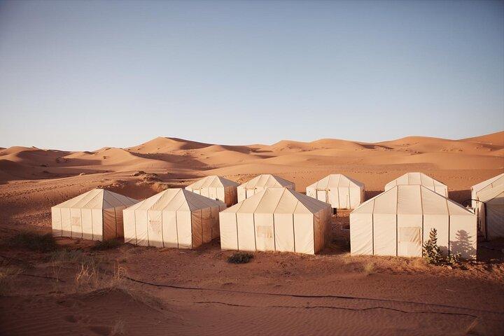 Jantar mágico e passeio de camelo com 1 noite no acampamento de luxo no deserto de Merzouga