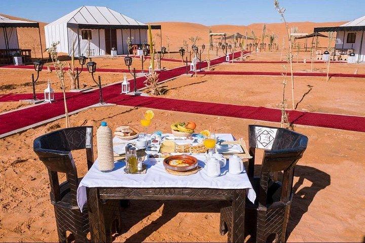 夕食とラクダ乗りを含むメルズーガでの2泊のプライベートキャンプ