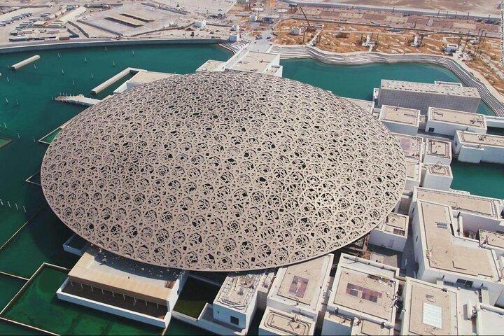 Moschea di Abu Dhabi con Louvre e Qasr Al Watn