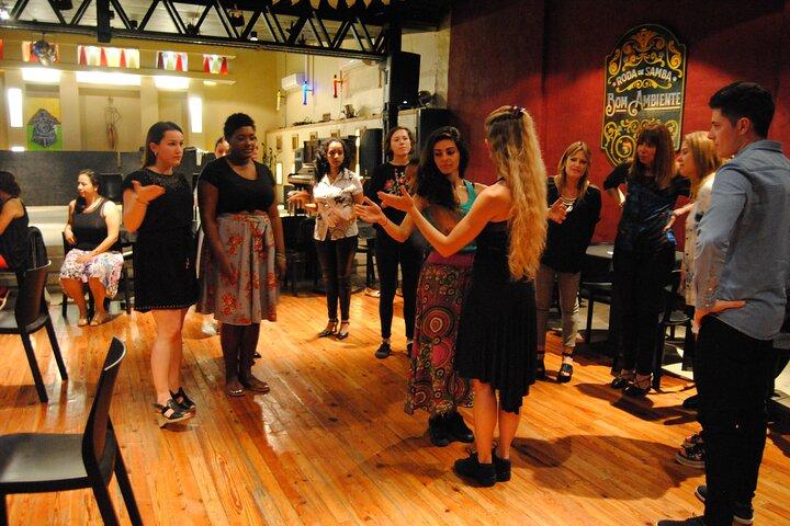 Tango autêntico com uma dançarina de classe e Milonga