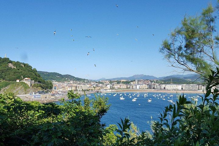 ドノスティア・サン・セバスティアンの湾とサンタクララ島を巡るボートツアー
