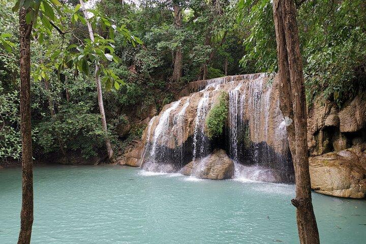 Excursão privada ao mercado flutuante e cachoeira Erawan