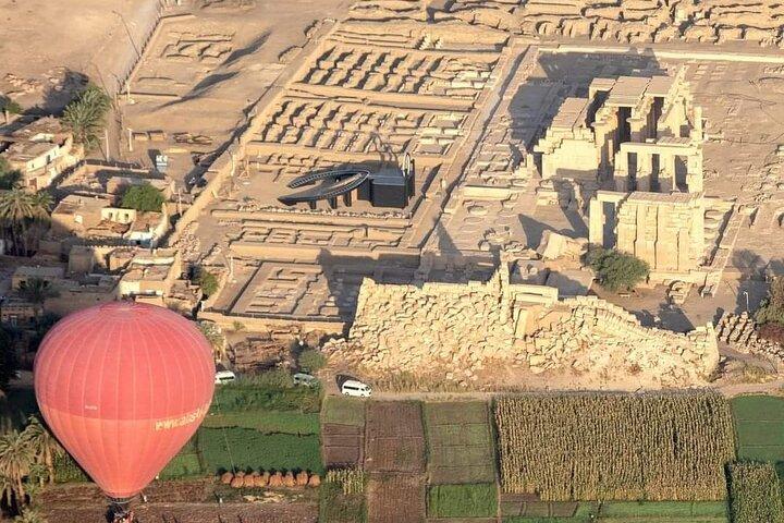 Private Luxor-Tagestour zum Habu Temple Valley of Workers & Queens inklusive Mittagessen