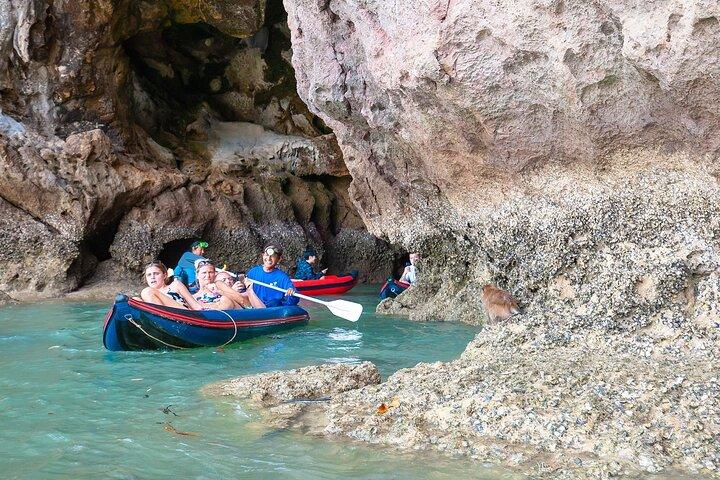 Excursión de un día en canoa por el mar a la isla de James Bond y la bahía de Phang Nga en un barco grande desde Phuket