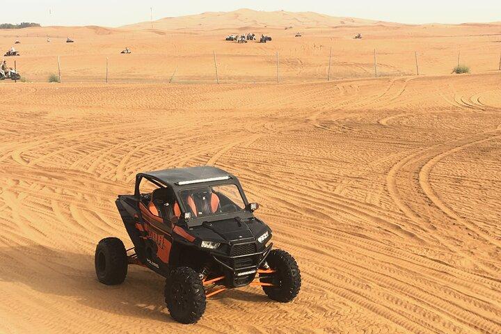 Premium Dubai Desert Safari 4x4 con cena barbecue