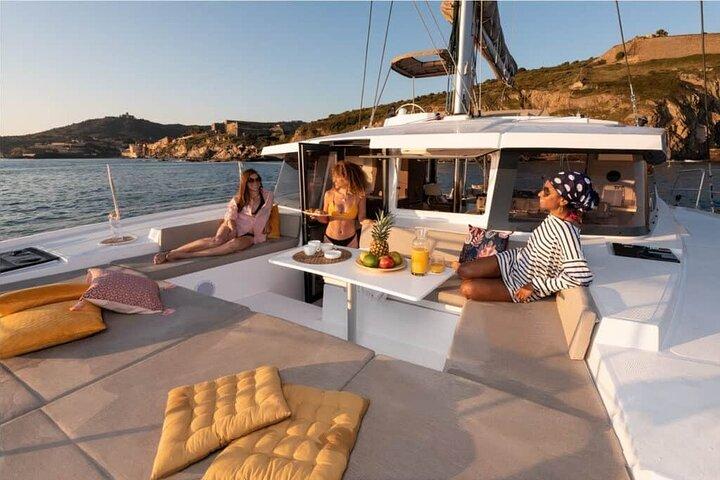 CATAMARÁN Kleftiko Poliegos & Ronda de Milos Almuerzo con barra libre