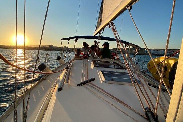 Private Segelbootfahrt bei Sonnenuntergang von Sitges