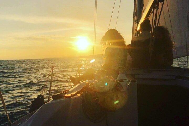 Private Segelbootfahrt bei Sonnenuntergang von Sitges