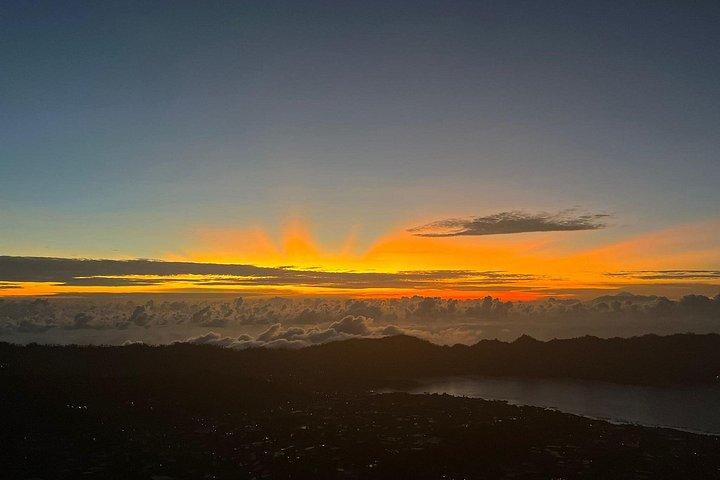 バトゥール山の日の出ハイキングと天然温泉