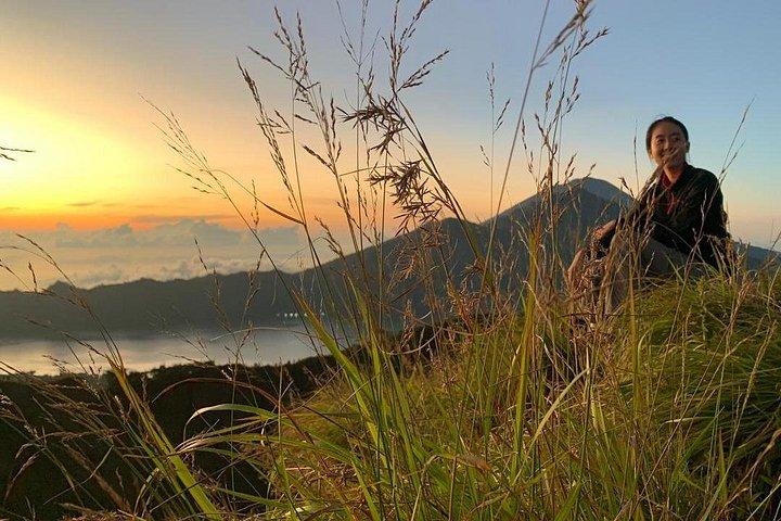 バトゥール山の日の出トレッキングと隠れた滝