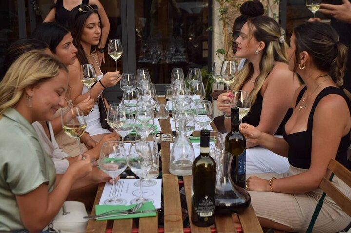 Hora del vino: cata de vinos interactiva en Roma.