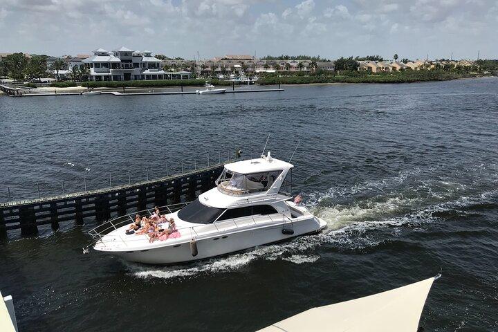 Yachtcharter Palm Beach Kapitän und Stewardess Privat