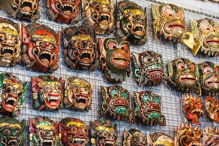ニンボウからランバグまでのアンバンゴラのマスク博物館でベントータへの日帰り旅行