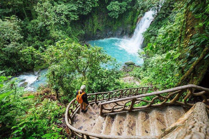 Privates Wanderabenteuer mit Wasserfall und heißen Quellen