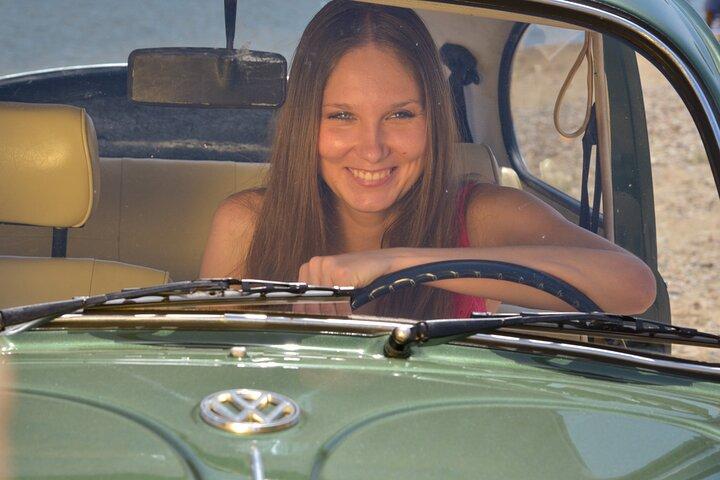 Recorrido fotográfico con un coche antiguo en la Riviera ateniense