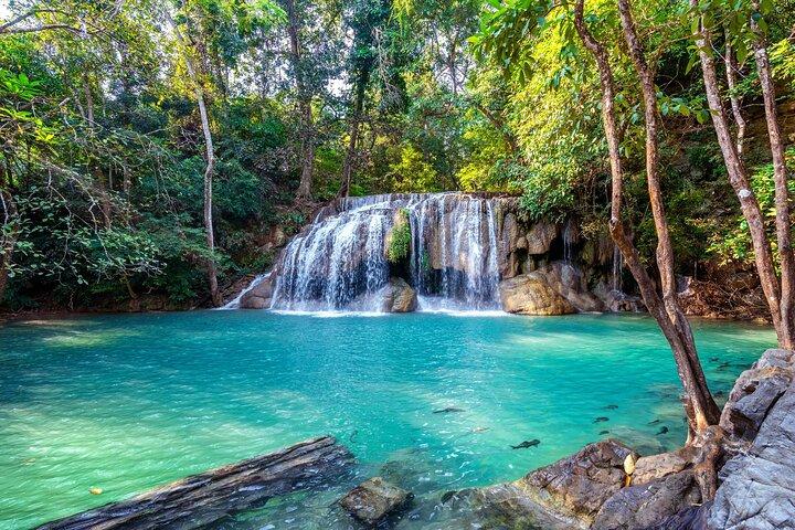 Cachoeira Erawan e cuidados com elefantes: excursão privada a Kanchanabur