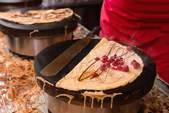 All Inclusive Food & History Tour of Montmartre with Local Guide