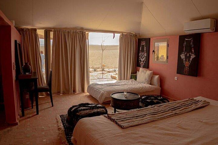 Pernottamento di lusso nel deserto di Agafay con magici spettacoli con cena e piscina