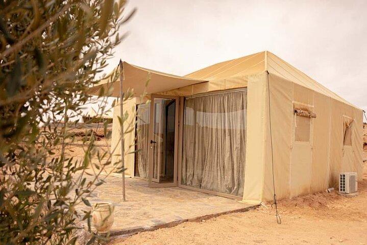 Pernottamento di lusso nel deserto di Agafay con magici spettacoli con cena e piscina