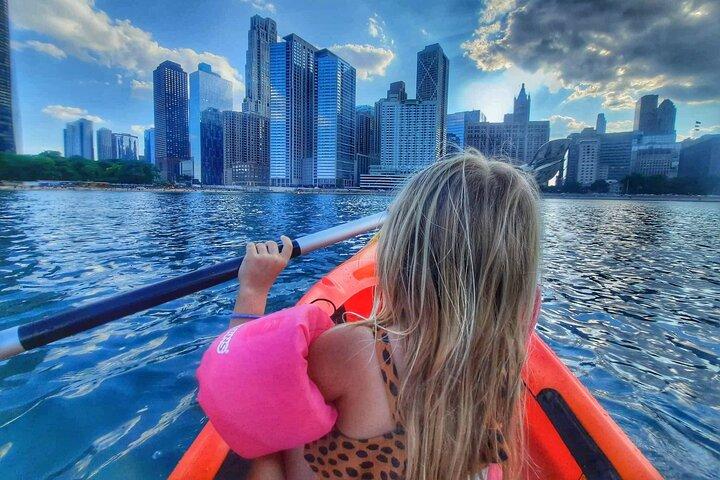 Alquiler de kayak en el centro del lago Michigan de Chicago en Ohio Street Beach