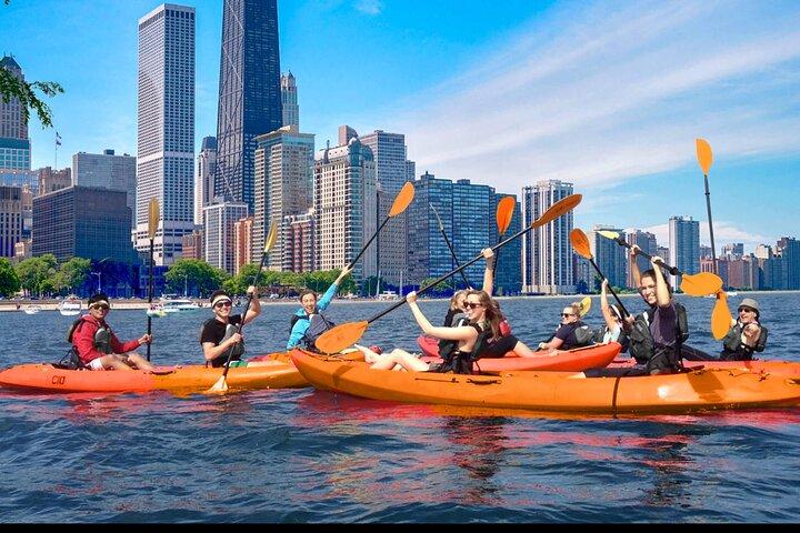 オハイオストリートビーチでのシカゴのミシガン湖ダウンタウンカヤックレンタル