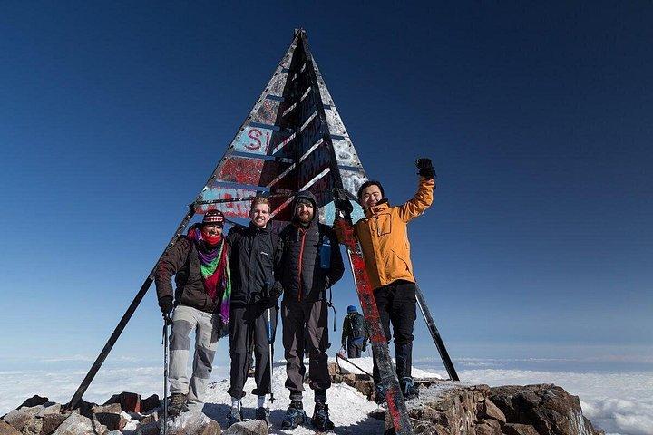 ハイアトラス山脈のツブカル山トレッキング