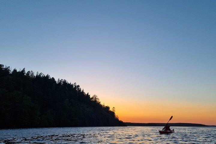 Kajaktour bei Sonnenuntergang mit Fika am Stockholmer Seeufer