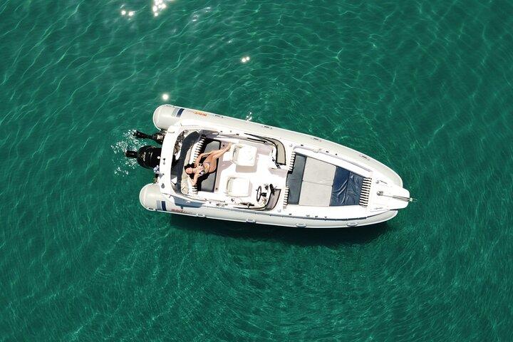 プライベート7m 250馬力スピードボートツアー 難破船 青の洞窟 最大8名まで