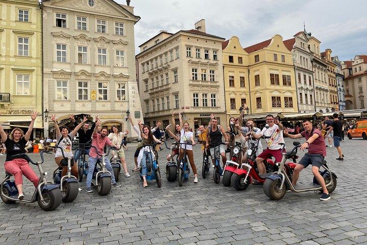 Excursão guiada de e-scooter em Praga: 2 horas