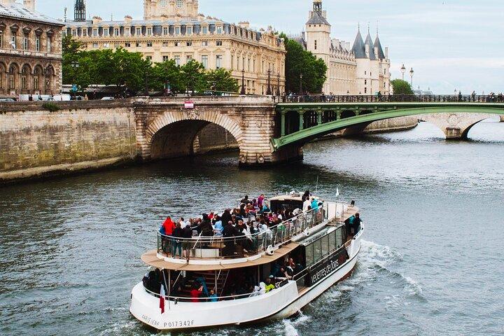 6 timmars Paris City Tour med Seine River Dinner Cruise och hotellhämtning