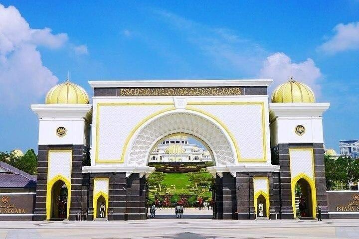 プライベート デイ ツアー: シンガポール発インドネシア & マレーシア クアラルンプール (2 カ国)