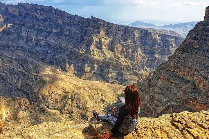Tour privato di 5 giorni in Oman – montagne, deserti e costa