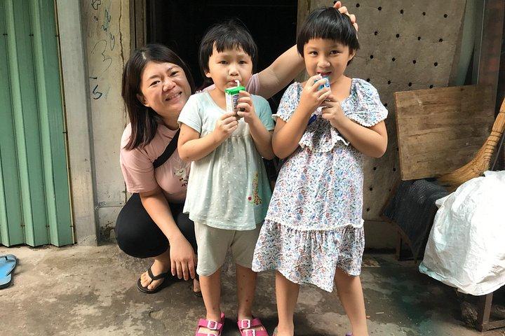 サイゴンの表裏：地元の生活、マーケット＆スラムツアー（スクーター）