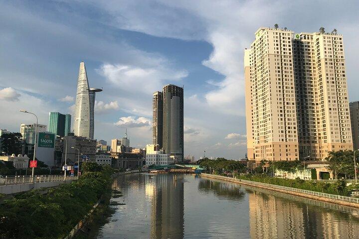 サイゴンの表裏：地元の生活、マーケット＆スラムツアー（スクーター）