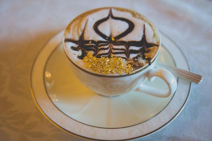 エミレーツ パレスでのカスル アル ワタンとゴールド カプチーノのアブダビ プライベート ツアー