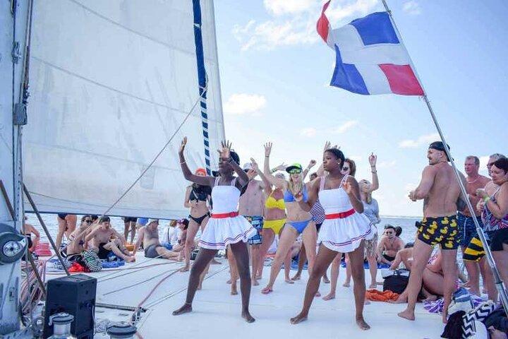 Aventura de catamarã na Ilha Saona com alimentação e transporte gratuitos
