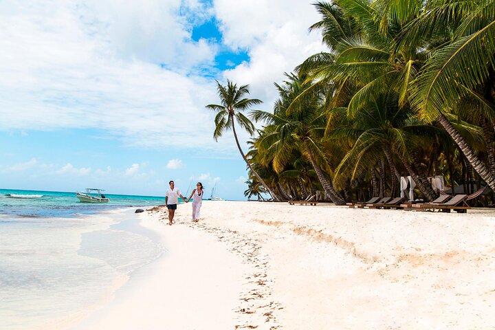 Aventura de catamarã na Ilha Saona com alimentação e transporte gratuitos