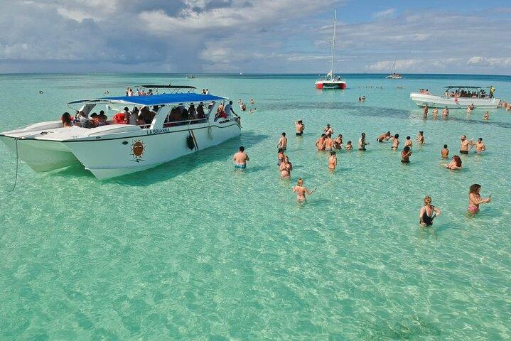 Aventura de catamarã na Ilha Saona com alimentação e transporte gratuitos